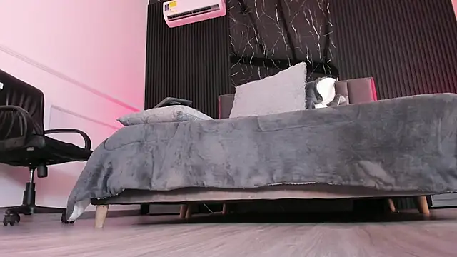 Miahsens online show from 12.15.25