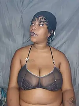 Snapshot of ZuriVixen chatting on 05.19.26 ZuriVixen online show from 05.19.26