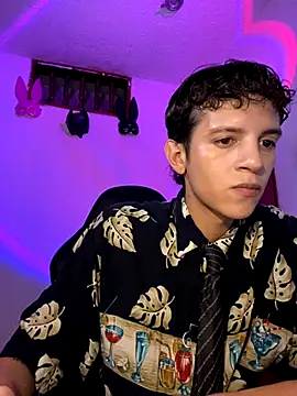 Snapshot of tylernova chatting on 10.12.25 tylernova online show from 10.12.25