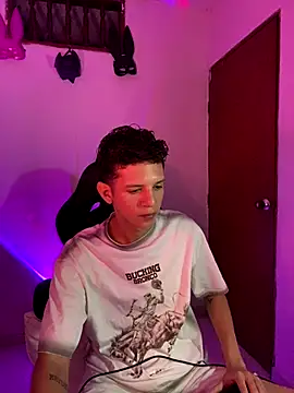 Snapshot of tylernova chatting on 10.27.25 tylernova online show from 10.27.25