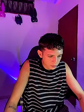 Snapshot of tylernova chatting on 10.30.25 tylernova online show from 10.30.25