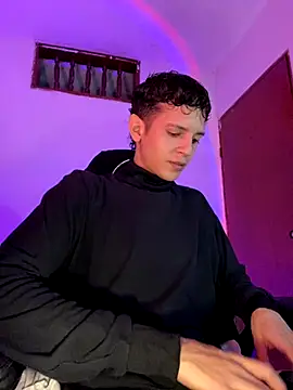 Snapshot of tylernova chatting on 11.04.25 tylernova online show from 11.04.25