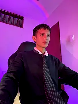 Snapshot of tylernova chatting on 11.06.25 tylernova online show from 11.06.25