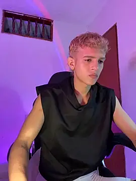 Snapshot of tylernova chatting on 11.08.25 tylernova online show from 11.08.25