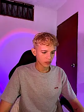 Snapshot of tylernova chatting on 11.09.25 tylernova online show from 11.09.25