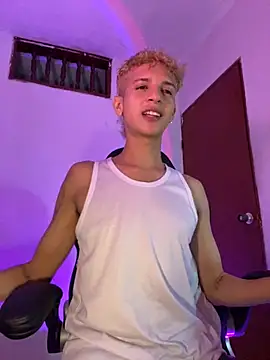 Snapshot of tylernova chatting on 11.10.25 tylernova online show from 11.10.25