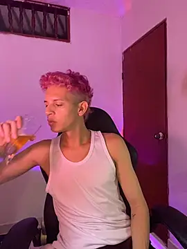 Snapshot of tylernova chatting on 11.11.25 tylernova online show from 11.11.25