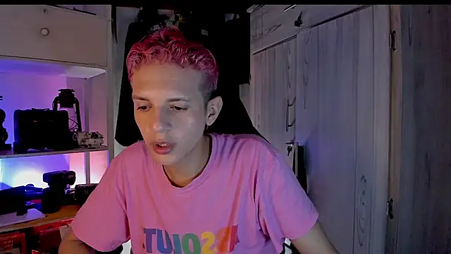 Snapshot of tylernova chatting on 11.21.25 tylernova online show from 11.21.25