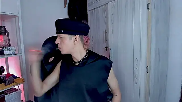 Snapshot of tylernova chatting on 11.24.25 tylernova online show from 11.24.25