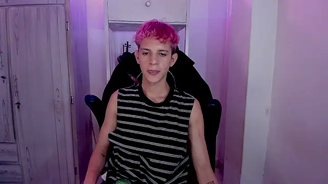 Snapshot of tylernova chatting on 11.28.25 tylernova online show from 11.28.25