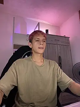 Snapshot of tylernova chatting on 12.04.25 tylernova online show from 12.04.25