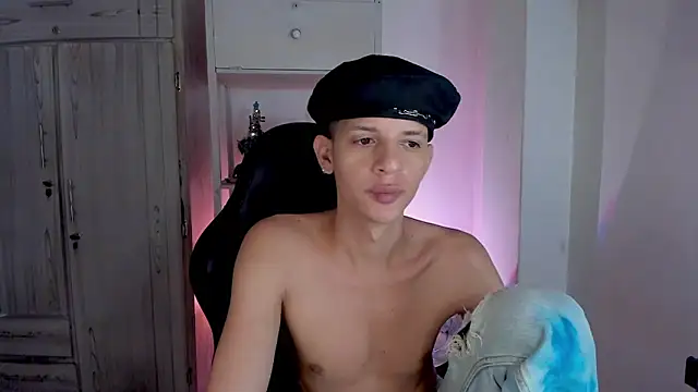 Snapshot of tylernova chatting on 12.15.25 tylernova online show from 12.15.25