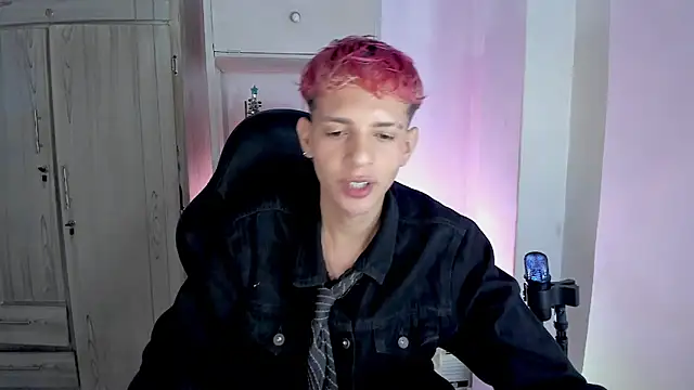 Snapshot of tylernova chatting on 12.16.25 tylernova online show from 12.16.25