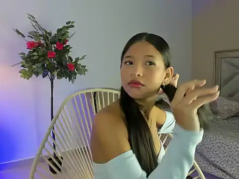 Snapshot of christine__khant chatting on 10.16.25 christine khant online show from 10.16.25