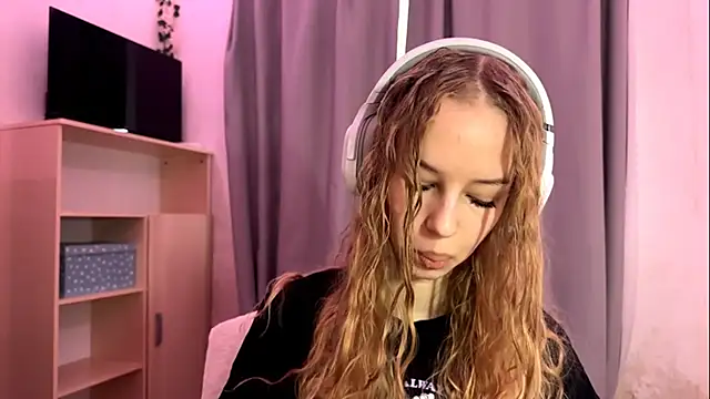 LunaCrave online show from 10.15.25