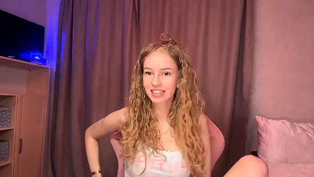 Snapshot of LunaCrave chatting on 04.16.26 LunaCrave online show from 04.16.26