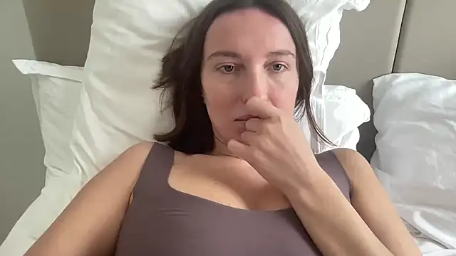 Snapshot of CArivora chatting on 02.25.26 CArivora online show from 02.25.26