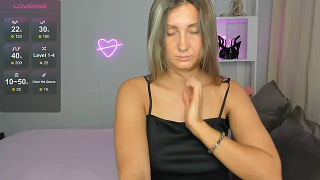 Snapshot of NikkiKiss__ chatting on 10.21.25 NikkiKiss   online show from 10.21.25