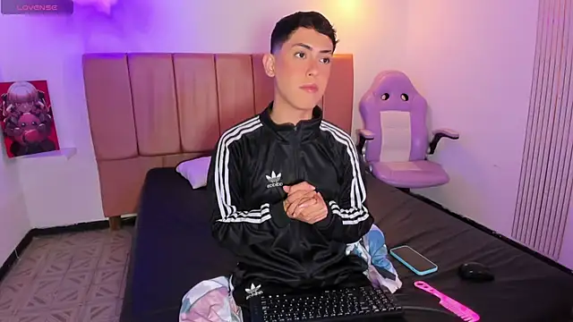 Snapshot of Iam_criss09 chatting on 12.17.25 Iam criss09 online show from 12.17.25