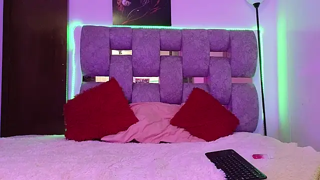 Snapshot of alix_kitty chatting on 12.15.25 alix kitty online show from 12.15.25