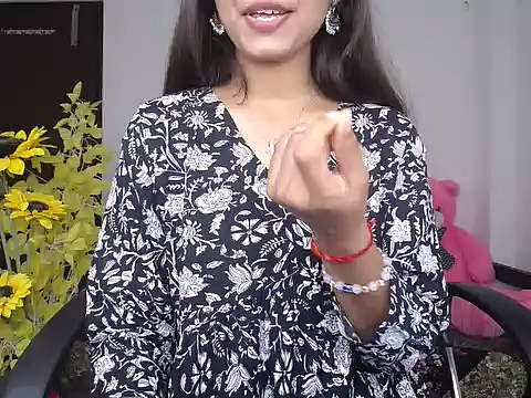 Snapshot of Hot_Kareena chatting on 10.19.25 Hot Kareena online show from 10.19.25