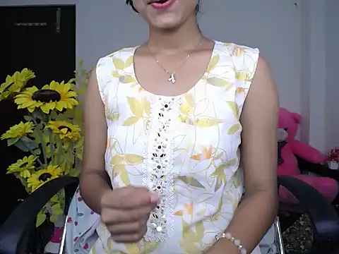 Snapshot of Hot_Kareena chatting on 10.20.25 Hot Kareena online show from 10.20.25