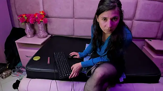 Kylie Bloom online show from 11.18.25