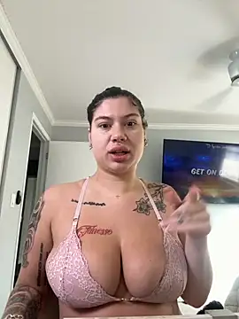 Snapshot of sativaiva chatting on 10.15.25 sativaiva online show from 10.15.25