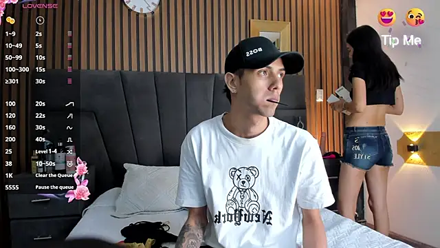 DerryAndIzzy online show from 10.27.25