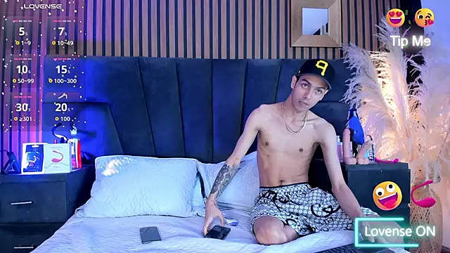 Snapshot of DerryAndIzzy chatting on 12.17.25 DerryAndIzzy online show from 12.17.25