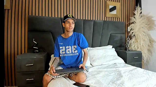 Snapshot of DerryAndIzzy chatting on 01.15.26 DerryAndIzzy online show from 01.15.26