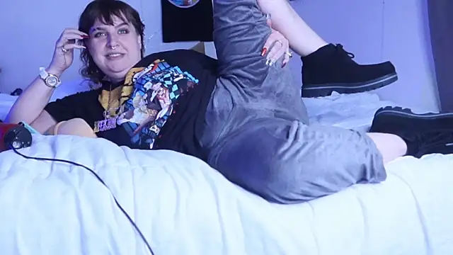 Snapshot of BellaBlueBBW chatting on 02.10.25 BellaBlueBBW online show from 02.10.25