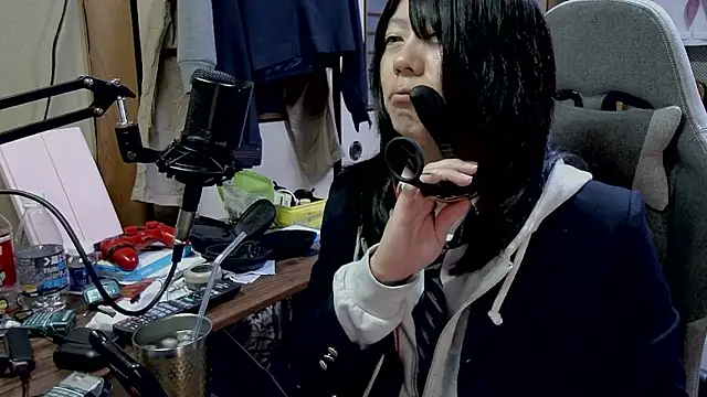 Snapshot of harinyanxxx chatting on 03.23.26 harinyanxxx online show from 03.23.26