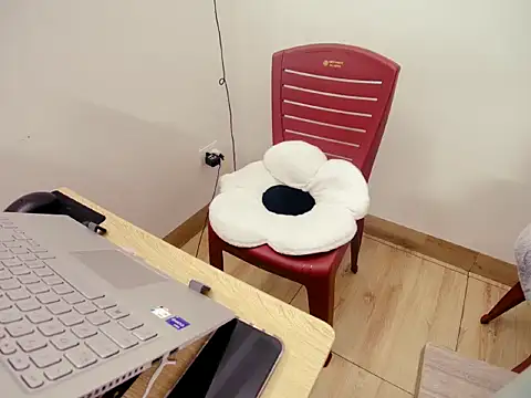 Hanna Mina online show from 11.08.25