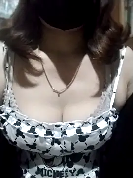 YiyinLy online show from 10.22.25