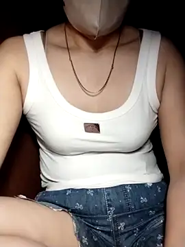 YiyinLy online show from 10.27.25