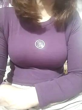 YiyinLy online show from 12.20.25