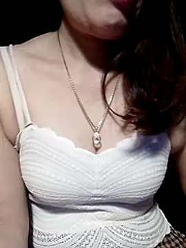 YiyinLy online show from 04.19.26