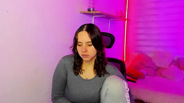 Emily Lindey online show from 11.19.25