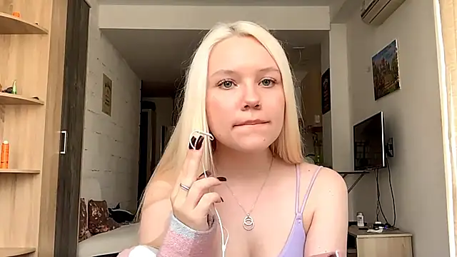 Snapshot of LupeLewitt chatting on 10.20.25 LupeLewitt online show from 10.20.25