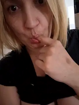 Snapshot of Nicolle_Amor chatting on 10.21.25 Nicolle Amor online show from 10.21.25