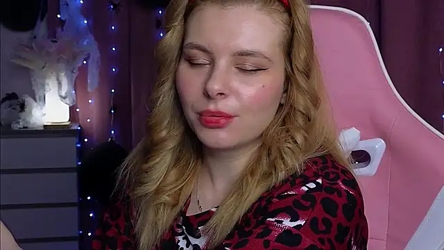 Snapshot of newday-off chatting on 10.31.25 newday-off online show from 10.31.25