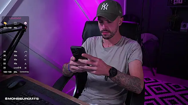 Snapshot of monsieurguitsxxx chatting on 11.09.25 monsieurguitsxxx online show from 11.09.25