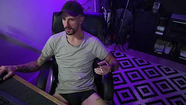 Snapshot of monsieurguitsxxx chatting on 11.20.25 monsieurguitsxxx online show from 11.20.25