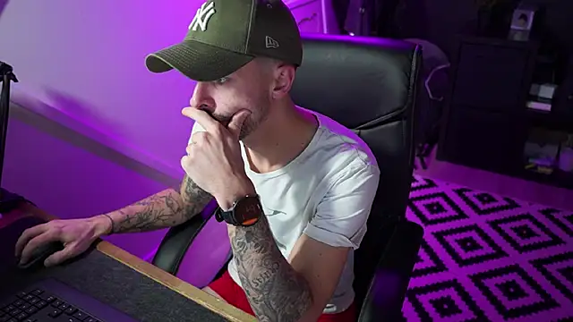 Snapshot of monsieurguitsxxx chatting on 12.03.25 monsieurguitsxxx online show from 12.03.25