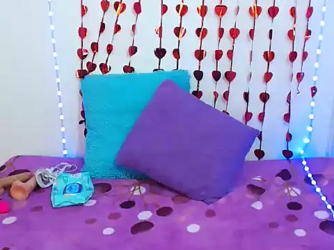 Isaa Foxx  online show from 10.17.25