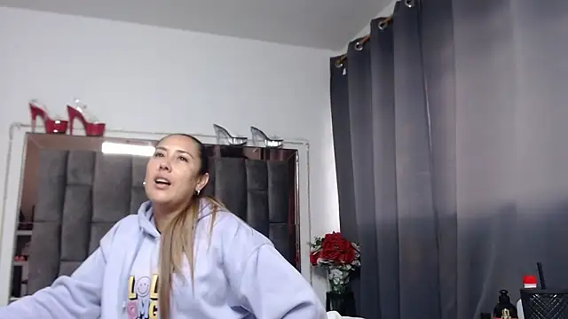 Snapshot of Salmma_Milf chatting on 06.19.26 Salmma Milf online show from 06.19.26