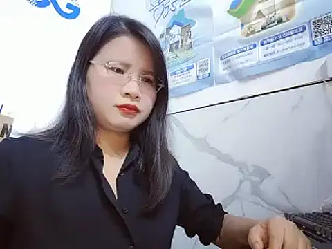 Snapshot of Rose-128 chatting on 10.21.25 Rose-128 online show from 10.21.25