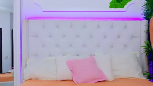 Snapshot of AriannaSins chatting on 01.22.25 AriannaSins online show from 01.22.25