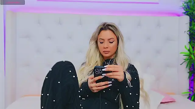 Snapshot of AriannaSins chatting on 01.24.25 AriannaSins online show from 01.24.25